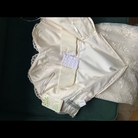 NWT Alfred Sung Ivory Lace wedding gown - Picture 6 of 8